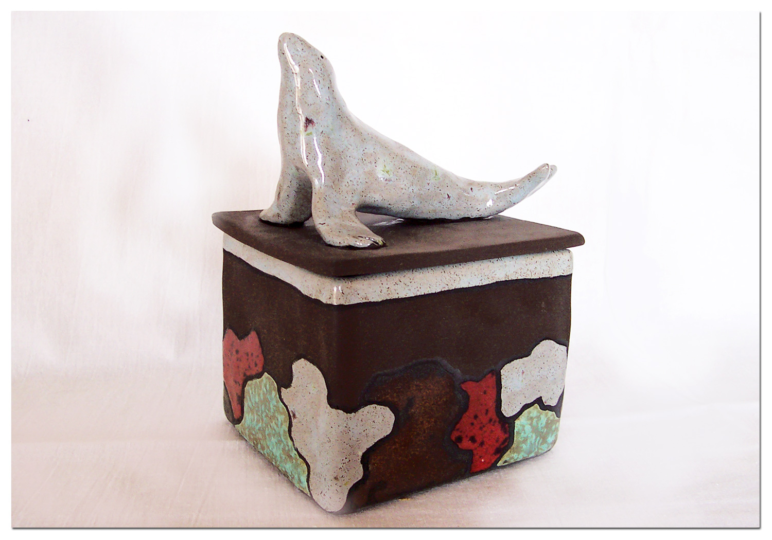 Boite avec phoque